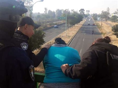 En Neza policías evitan que mujer se arroje de puente Megalópolis