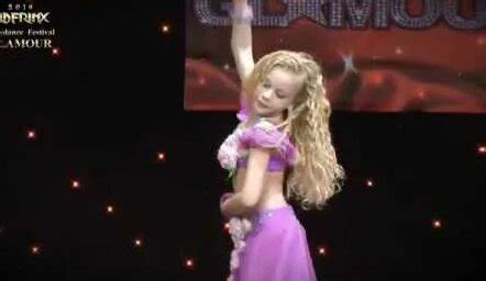 Little girl belly dance on world belly dance competition çevrimiçi