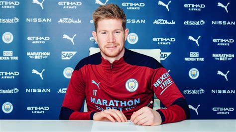 Kevin De Bruyne Le Milieu De Terrain De Manchester City Signe Une