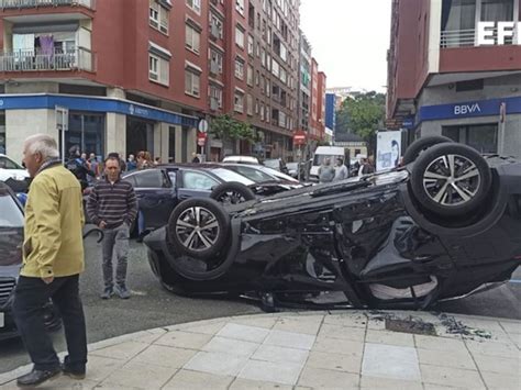 Cinco Heridos Leves En Un Choque Que Acaba Con Un Coche Volcado En