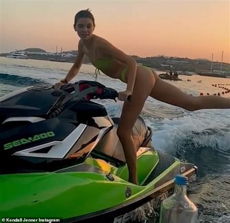 Kendall Jenner Flaunts Tiny Waist In Sizzling Bikini Snap Daily Mail