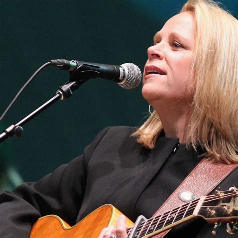 16 Astounding Facts About Mary Chapin Carpenter