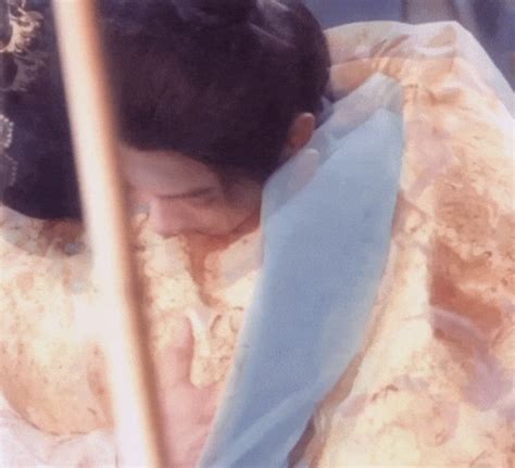 Hứa Khải có độ hot tăng 281 chỉ nhờ 1 cảnh ôm biến bạn diễn thành nhỏ xíu như búp bê