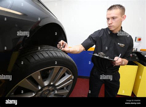 Kwik Fit Mechanic Hi Res Stock Photography And Images Alamy