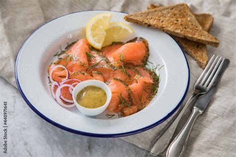 Gravlax Graved Lachs Ein Roh Gebeizter Fisch Mit Dill Auf Emaille