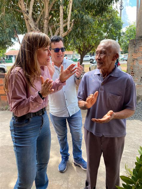 Prefeita Ivanária Sampaio entrega kits escolares na localidade Olho d