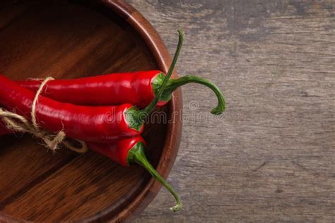 Pimentas De Piment O Vermelho Amarradas Na Tabela De Madeira Velha Foto