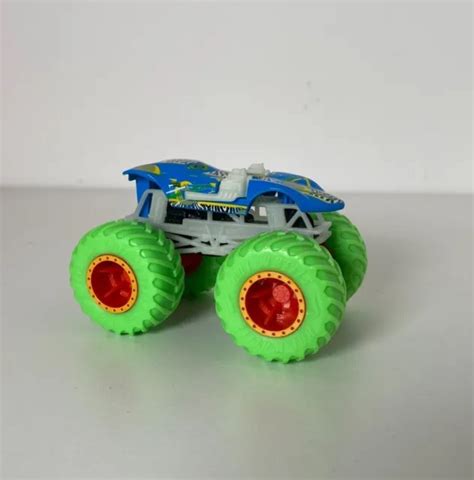 HOT WHEELS MONSTER Trucks Glow In The Dark Twin Mill Camion Scala