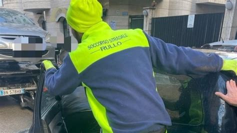 Auto Cannibalizzate E Cavalli Di Ritorno Operazione Della Polizia