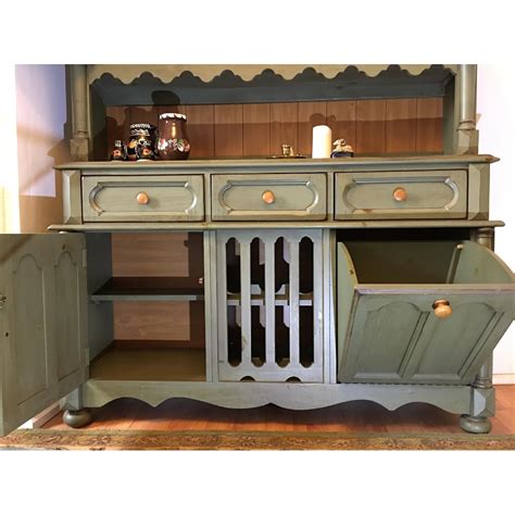 Broyhill Yorkshire Cabinet Hutch Aptdeco