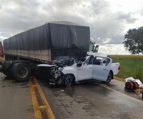 Notícias Colisão entre caminhonete e caminhão causa três mortes