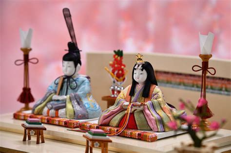 Traditional Japanese doll maker crafts gorgeous fabric-lined wooden ...