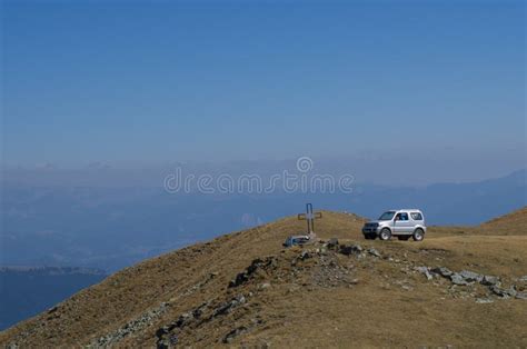 Carro De SUV Fora Da Estrada Na Paisagem Das Montanhas Da Mola Em