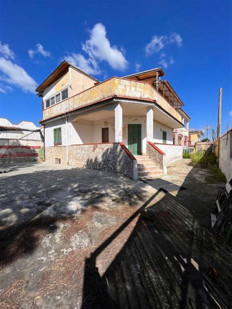 Casa Indipendente In Vendita In Via Mucone S N C Destra Volturno