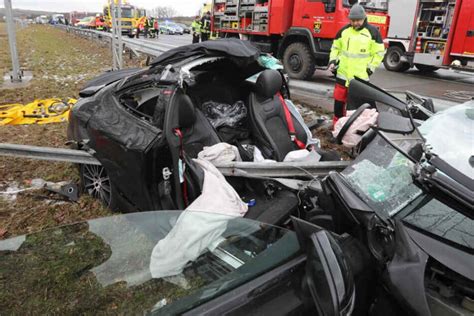 Horror Unfall Auf A Leitplanke Bohrt Sich Durch Komplettes Auto