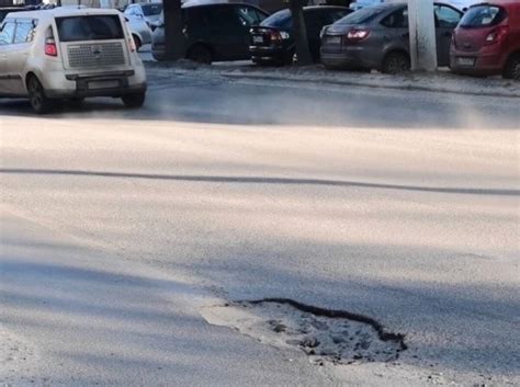 Брянский водитель на Красноармейской пробил два колеса