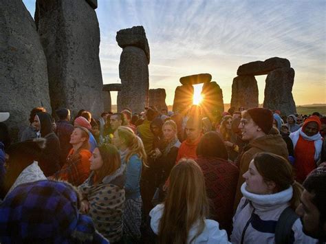 Solstice-watchers celebrate perfect sunrise at Stonehenge | Express & Star