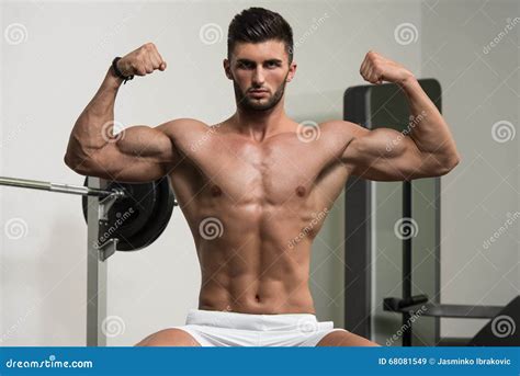 Homme Arabe Montrant Son Biceps Bien Entraîné Image Stock Image Du