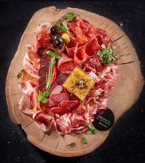 Плато мясных деликатесов
