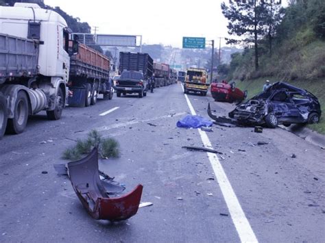 G Acidente Causa Interdi O Da Pista Sentido Curitiba Na Br