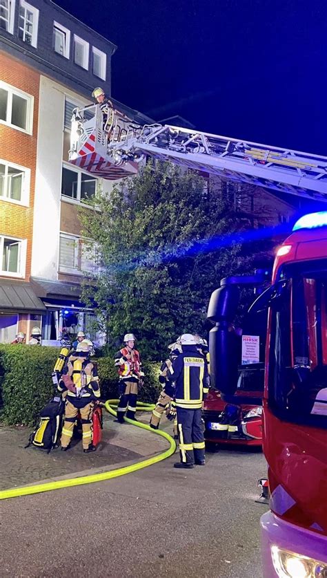 Feuerwehr Essen Zimmerbrand In Mehrfamilienhaus Feuerwehr Rettet