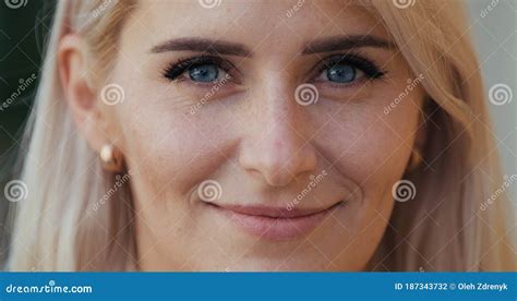 Visage De Gros Plan D Une Jolie Blonde Avec Des Yeux Bleus Photo Stock Image Du Parfait