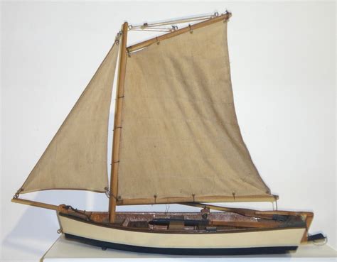 Antiga Miniatura De Barco A Vela Toda Em Madeira R 850 00 Em Mercado