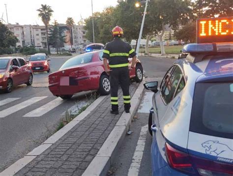 Auto Finisce Contro Un Palo Dell Illuminazione Su Via Borsellino