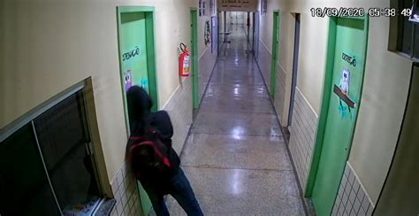 C Mera Mostra Ladr O Arrombando Porta Para Furtar Em Escola Municipal