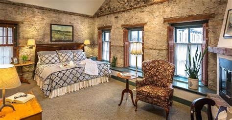 Ultimate Wisconsin Romantic Weekend Getaways : Fireplace & Stone Walls