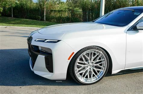 New Bmw 7 Series Tries On A Set Of Flashy 9k 22 Inch Aftermarket
