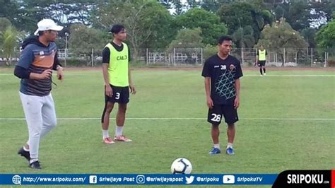 Asah Tim Cara Bertahan Kepala Pelatih Sriwijaya FC Nil Maizar Team