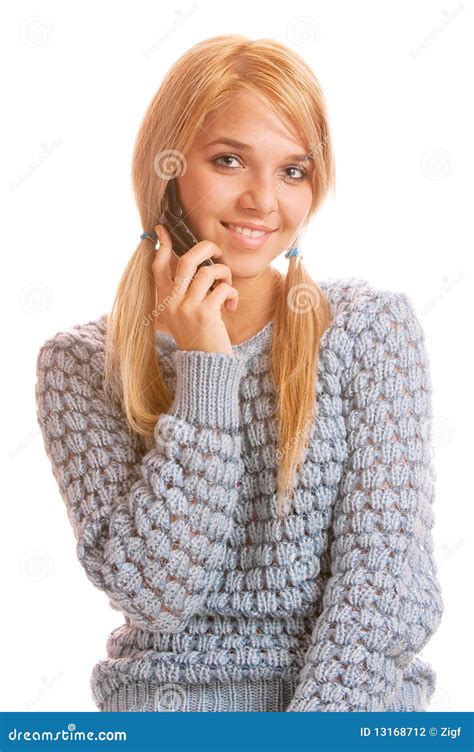 Menina Que Fala Em No Seu Telefone E Sorriso De Pilha Foto De Stock