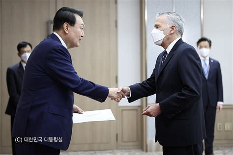 Ambassador Goldberg Presents Credentials To President Yoon U S