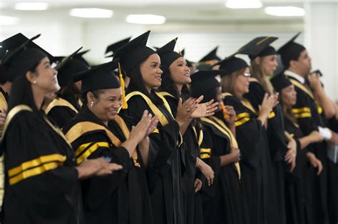 PUCMM gradúa nuevos profesionales con un llamado a ser agentes de