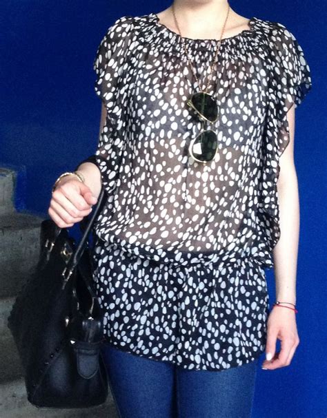 Городской шик. Джинсы + сандалии + свободная блузка + чёрная большая ...