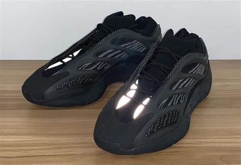 Yeezy Boost 700 V2 Vanta Stitch