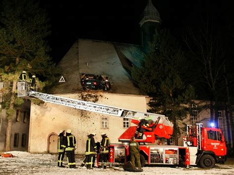 Auto Fliegt Meter Weit Ins Limbach Oberfrohnaer Stadtkirchendach