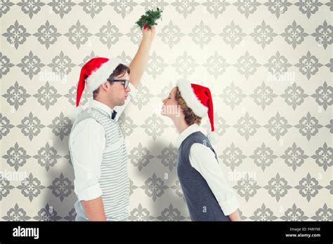 Kissing Under Mistletoe Fotos Und Bildmaterial In Hoher Auflösung Alamy