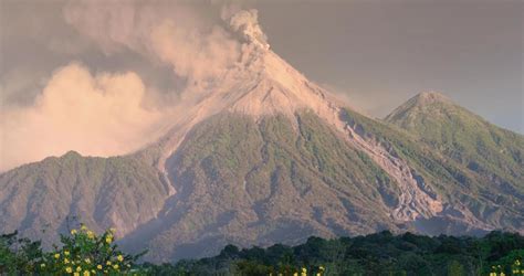 Alerta Entra en erupción volcán de fuego el más activo de