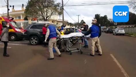 Motociclista é socorrido pelo Siate após colisão contra Jeep Grand