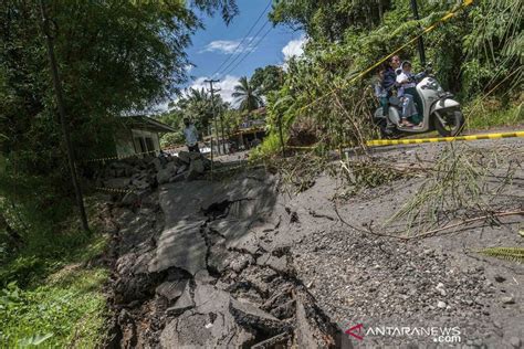 Curah Hujan Tinggi Jalan Penghubung Banten Jawa Barat Longsor Antara