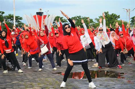 Senam Jantung Sehat Semarakkan Lapangan Apeksi Balai Kota Padang