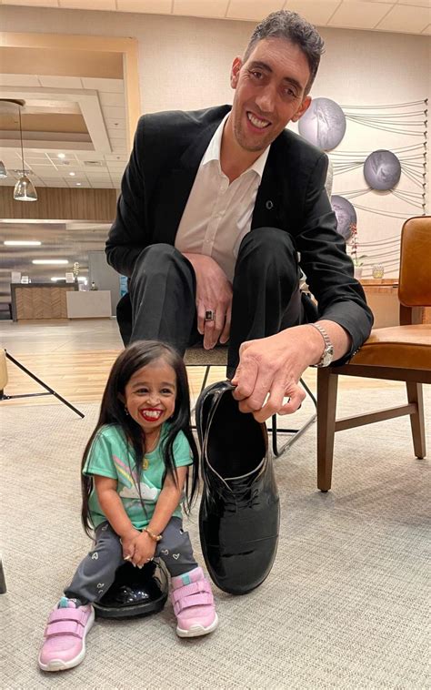 World S Tallest Man And Smallest Woman Reunite