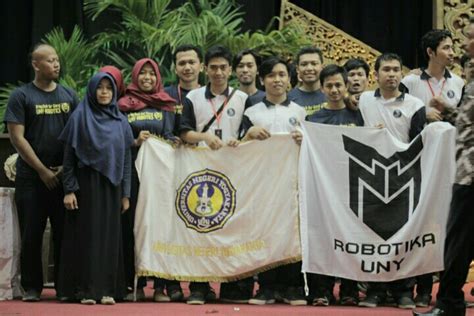 Robot Uny Juara Kontes Robot Sepak Bola Fakultas Teknik