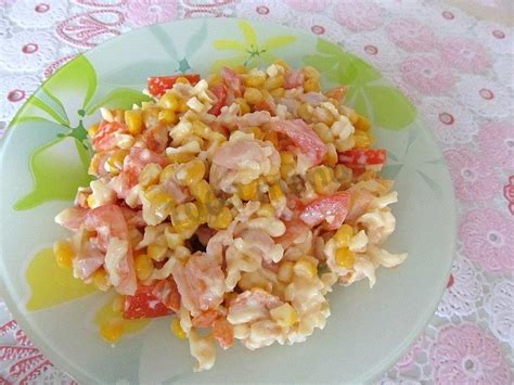 Салат с копченой курицей помидором сыром кукурузой рецепт с фото ...