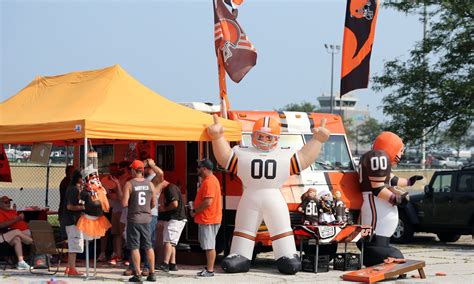 Tailgating returns to Cleveland Muni Lot for pre-season Browns game ...