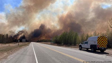 Evacúan A 25 000 Personas Por Incendios Forestales En Canadá