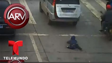 Un Niño Casi Muere Atropellado Tras Caer De Un Auto Al Rojo Vivo