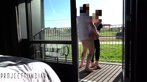 Sexe Risqué Sur Un Balcon Public Avec Des Gens Qui Regardent